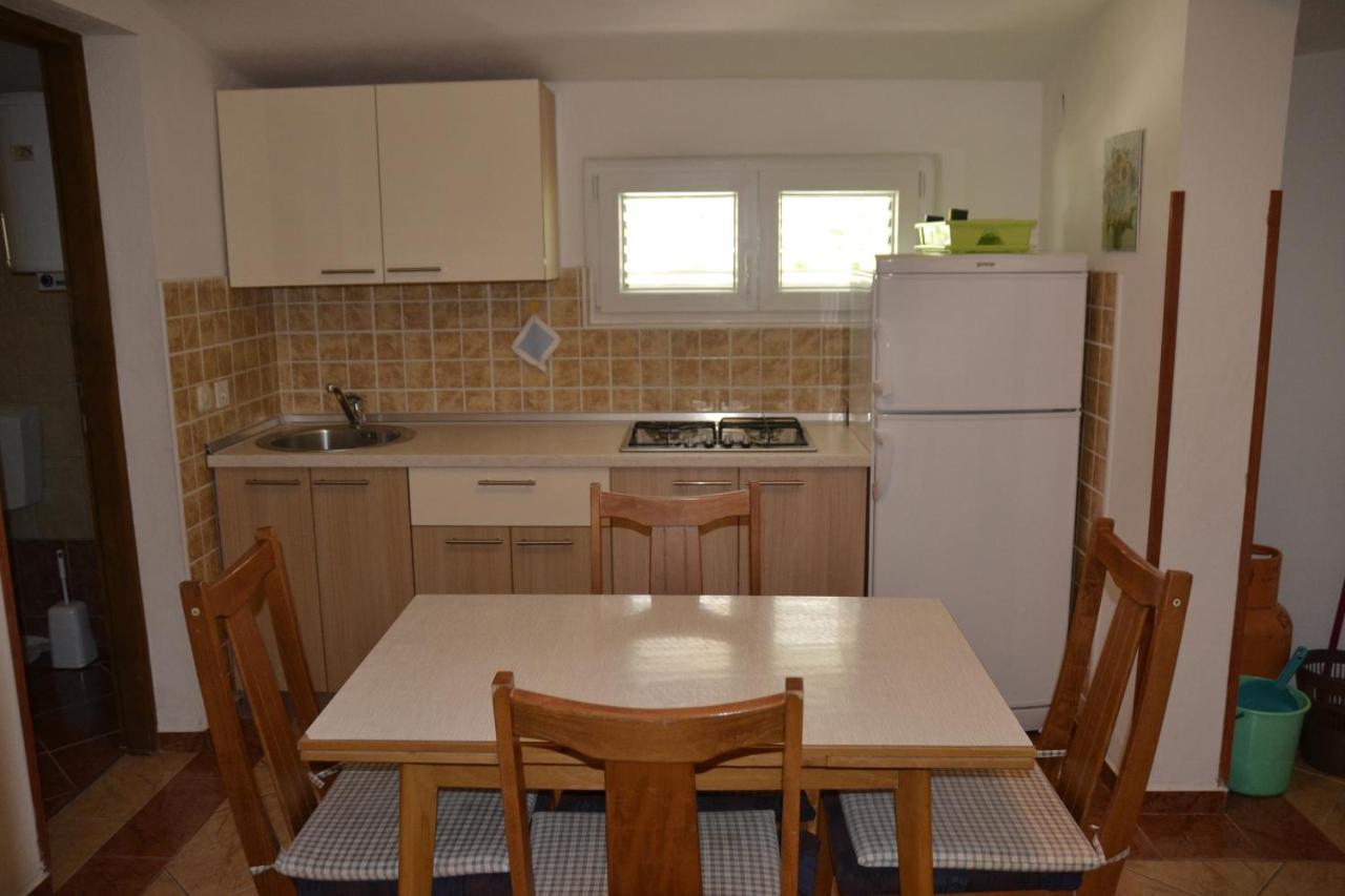 Apartments By The Sea Kustici, Pag - 6335 Zubovici Bagian luar foto
